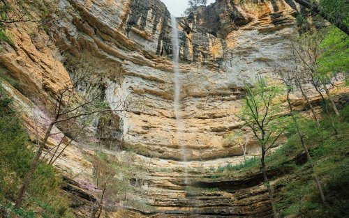 Hemmed-In Hollow Trail